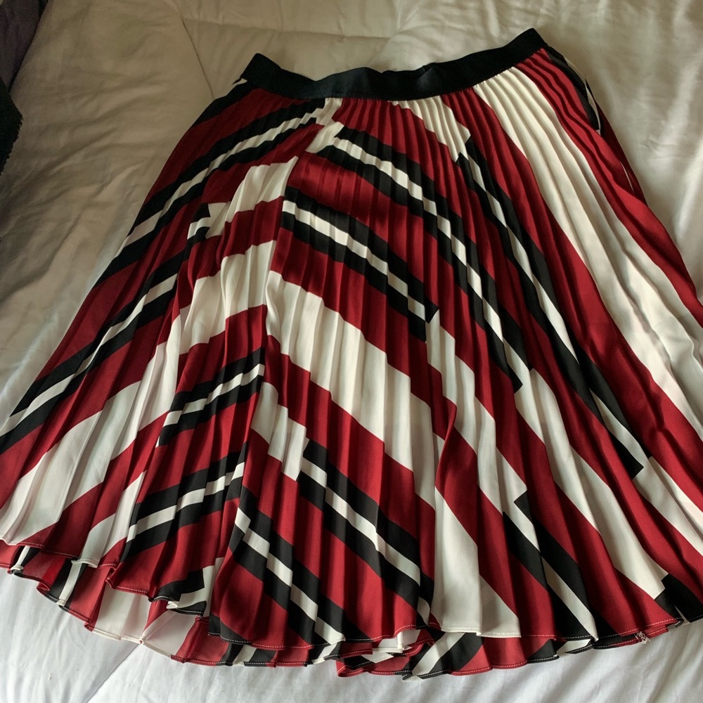 Red White and Black pattern pleated skirt